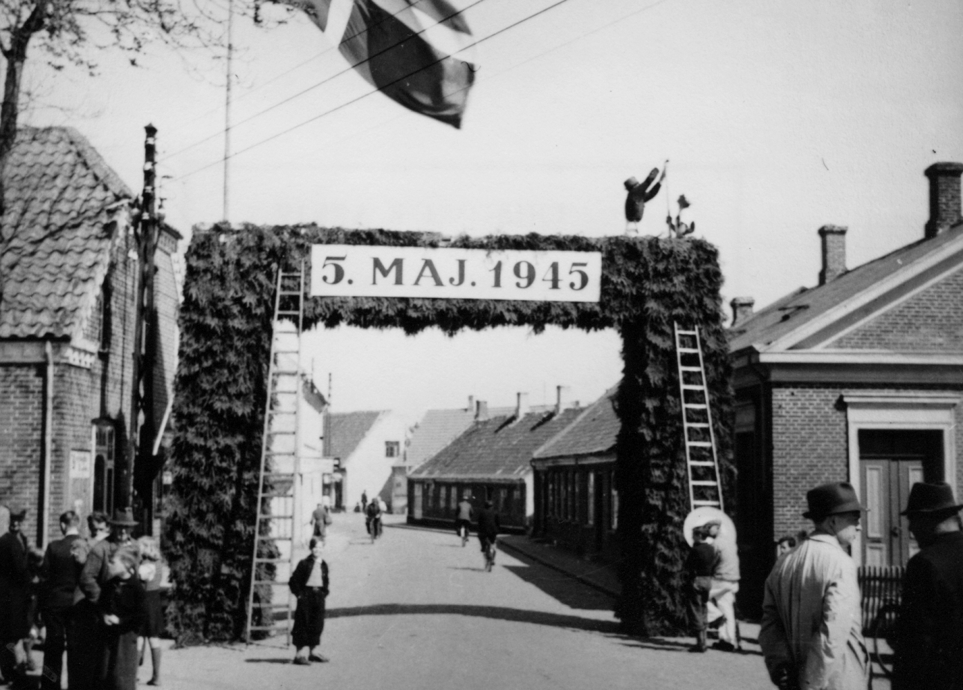 Michael Steinke Christensen - Trods alt! - Holstebro gennem besættelsen 1940-1945